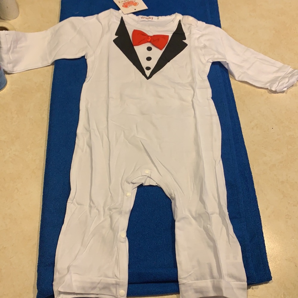 White Baby Boy Tuxedo Romper size 95-(18-24M)